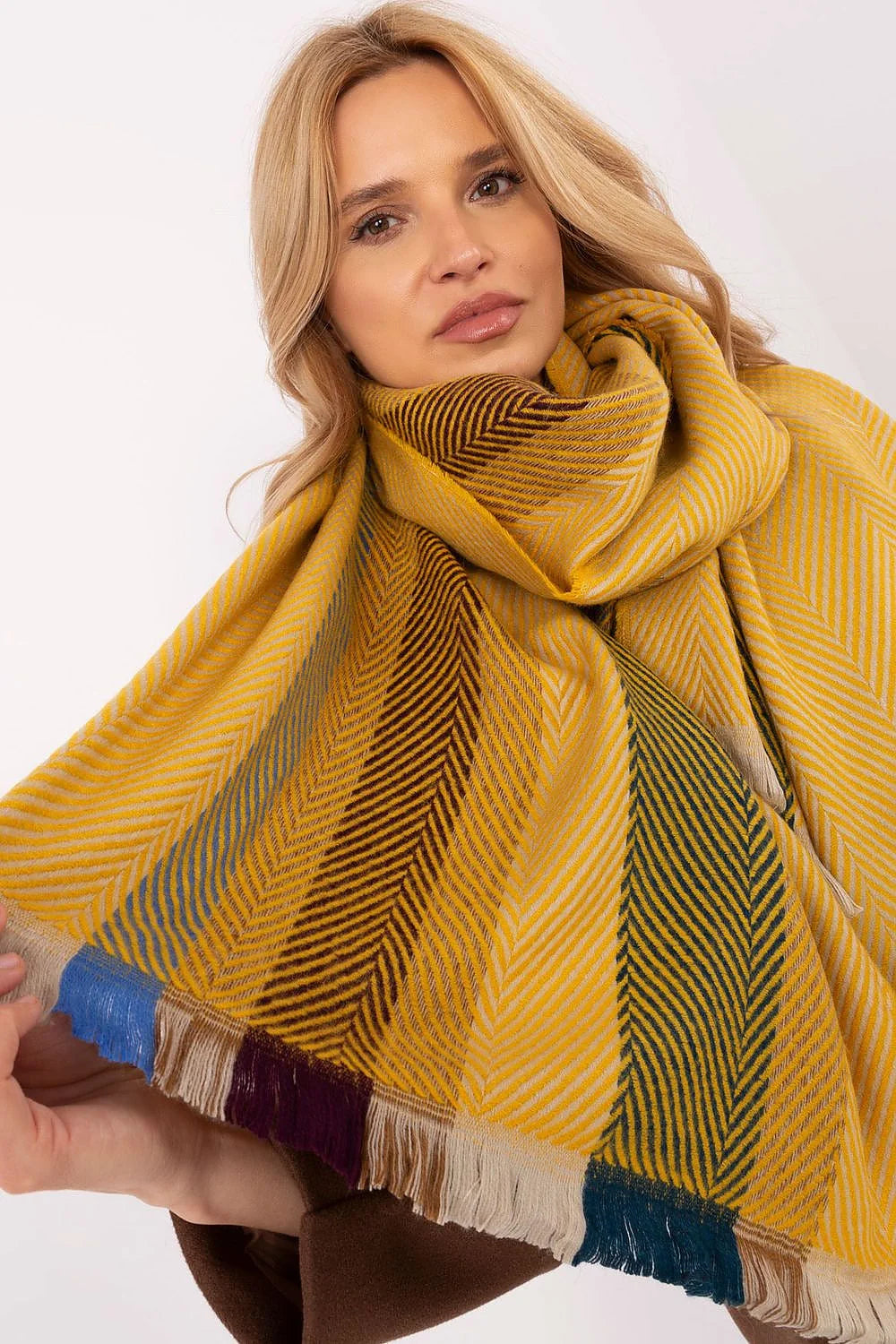 Écharpe féminine élégante en viscose motif chevrons couleurs jaune moutarde marron bleu foncé bordure multicolore femmes automne hiver