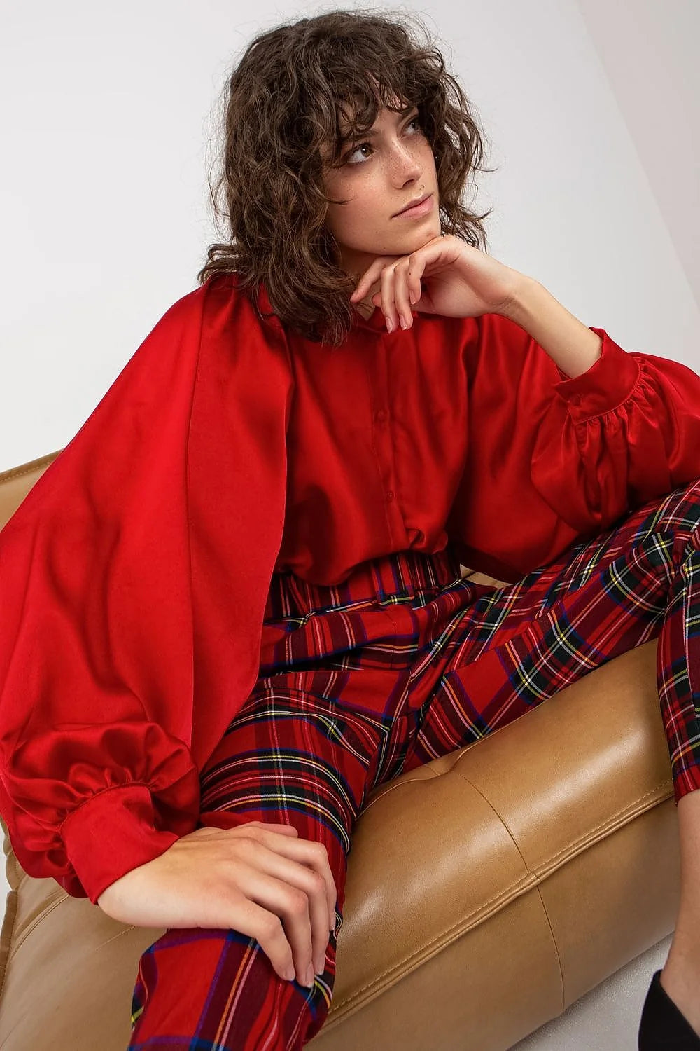 chemise femme satinée rouge vif oversize manches longues ballons poignets boutonnés col classique patte boutonnage frontale tombé fluide lumineux brillante
