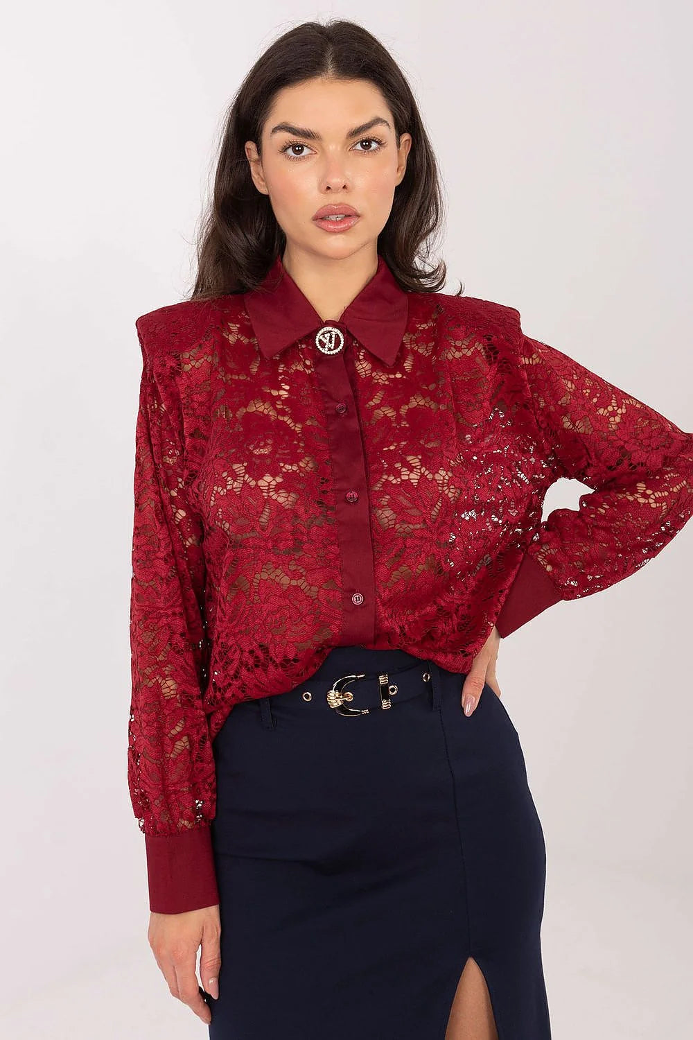 chemise dentelle florale bordeaux semitransparente manches longues col classique boutonnage satinée poignets satinés broche strass épaules structurées coupe ample élégante