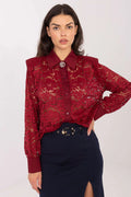 chemise dentelle florale bordeaux semitransparente manches longues col classique boutonnage satinée poignets satinés broche strass épaules structurées coupe ample élégante