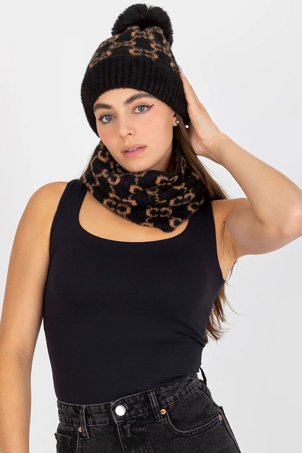 Bonnet d'hiver féminin motif léopard pompon acrylique 100 % couleur noir marron snood écharpe assortie femme style urbain