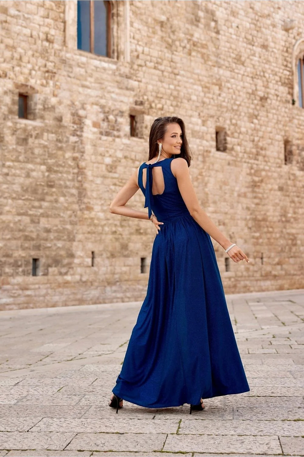 Robe de soirée élégante longue en brocart bleu nuit encolure V buste ajusté taille marquée fente latérale bretelles larges femme