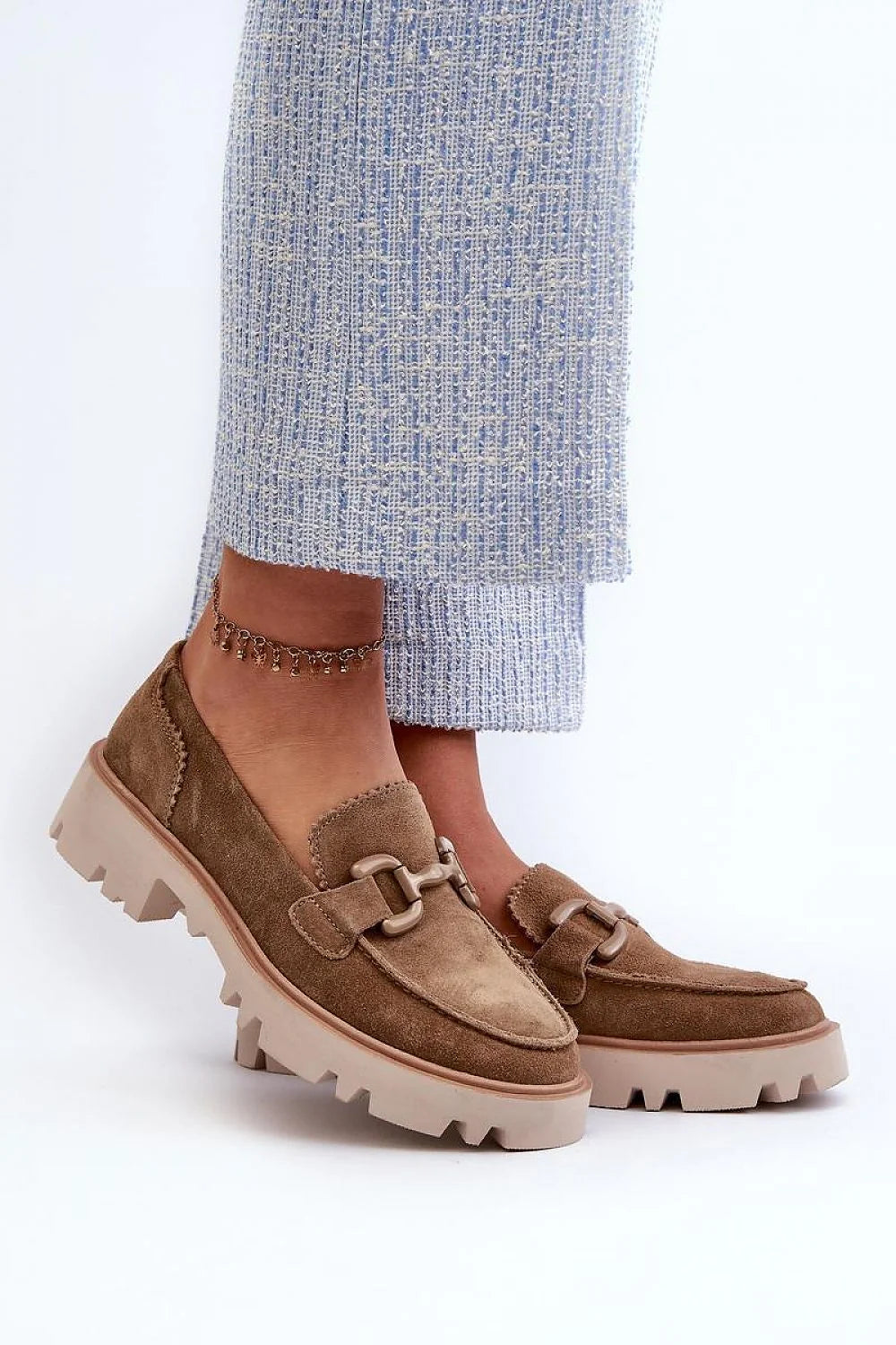 Moccasins pour femmes en daim naturel talon plat élément décoratif métal cuir suédé semelle plantaire cuir naturel hauteur tige 6 cm talon 4 cm