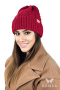Bonnet d'hiver maille tricotée rouge profond motifs torsades élégance intemporelle ajustement parfait protection froid femmes