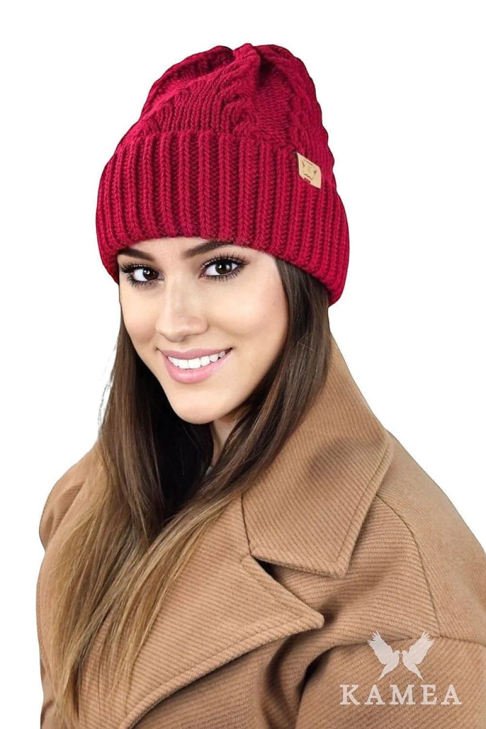 Bonnet d'hiver maille tricotée rouge profond motifs torsades élégance intemporelle ajustement parfait protection froid femmes