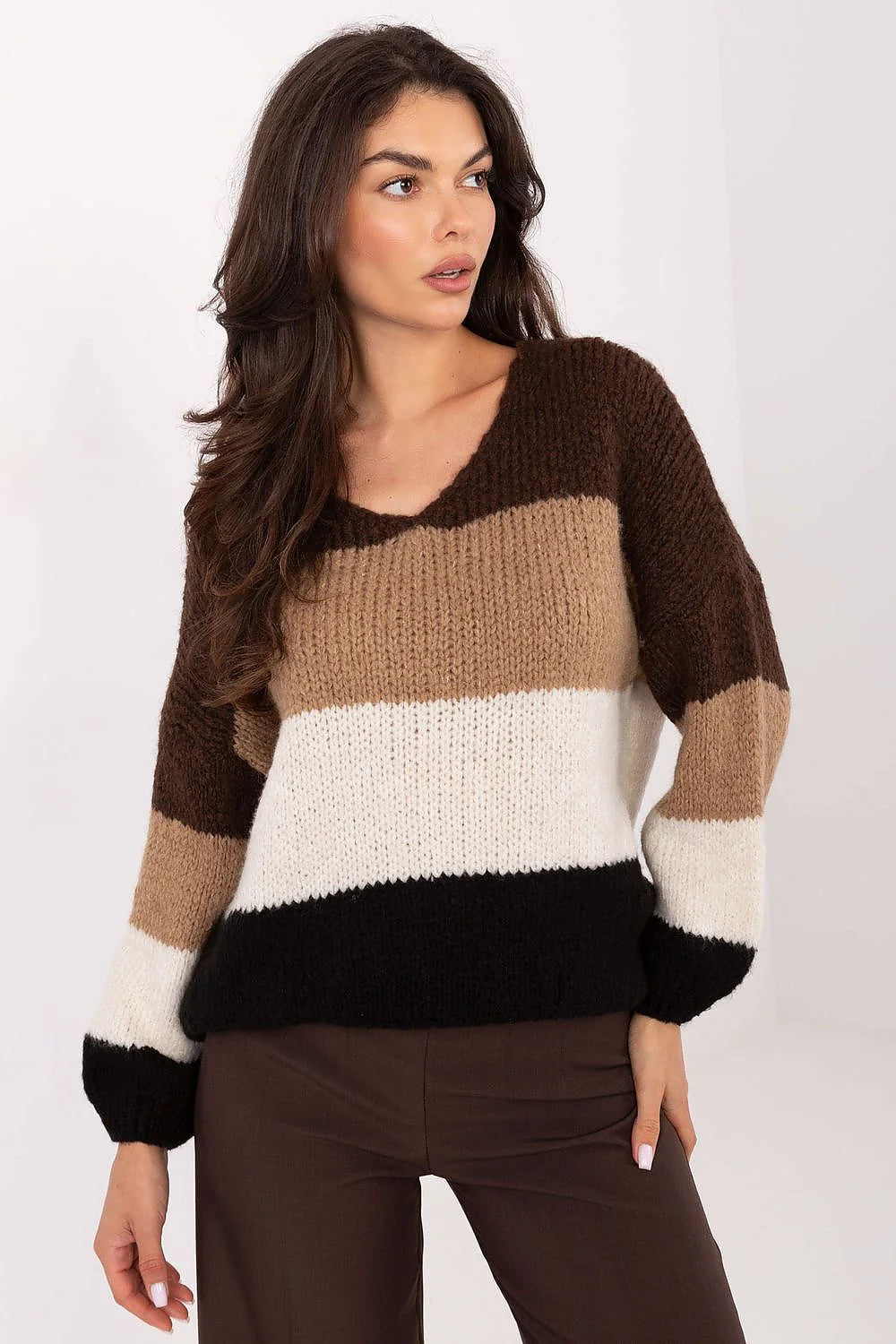 pull femme oversize rayures colorblock marron camel écru noir grosse maille tricot épais moelleux encolure V manches ballon resserrées poignets