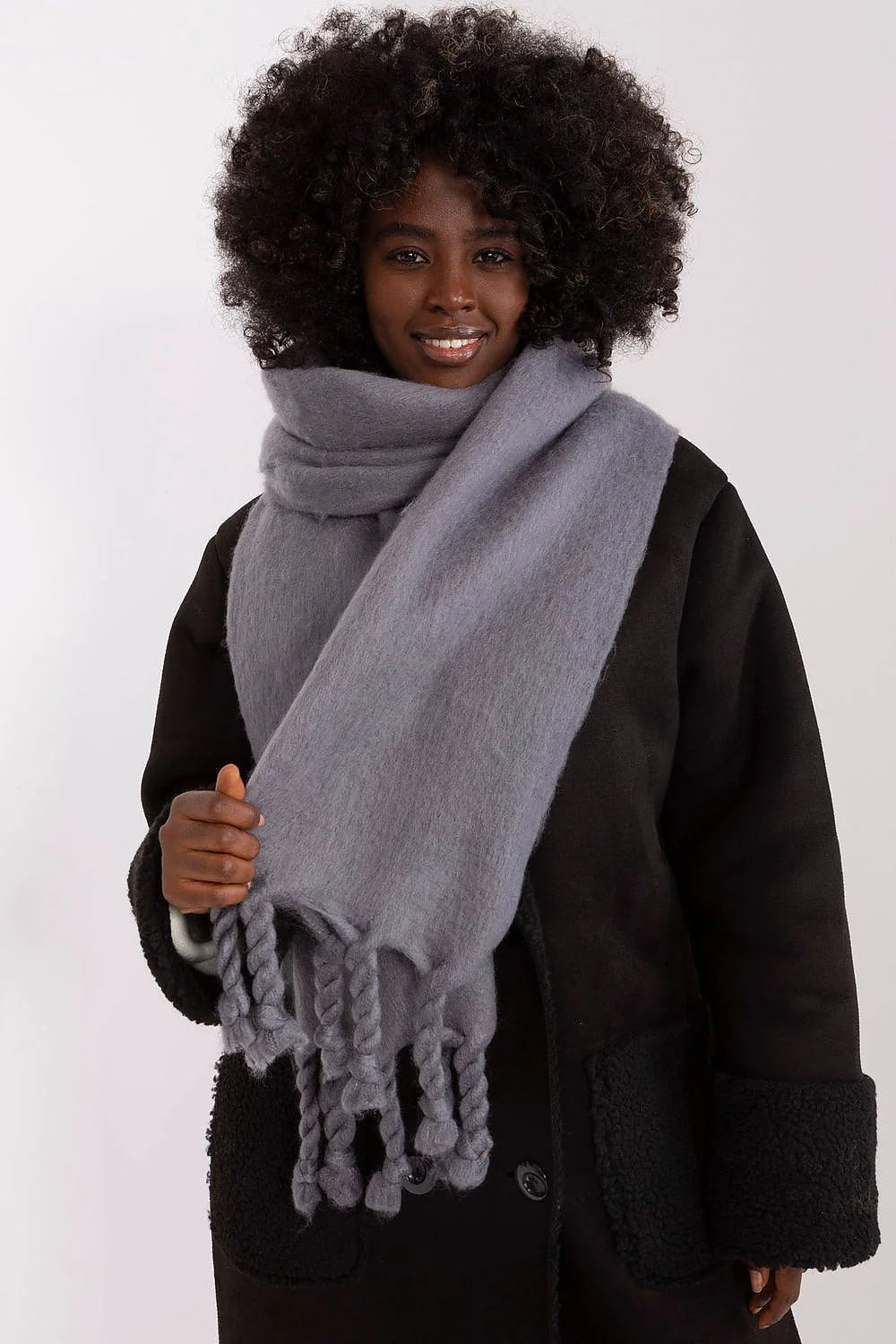 Écharpe et manteau d'hiver pour femme longue enveloppante coupé classique look intemporel franges torsadées imitation shearling noir et gris