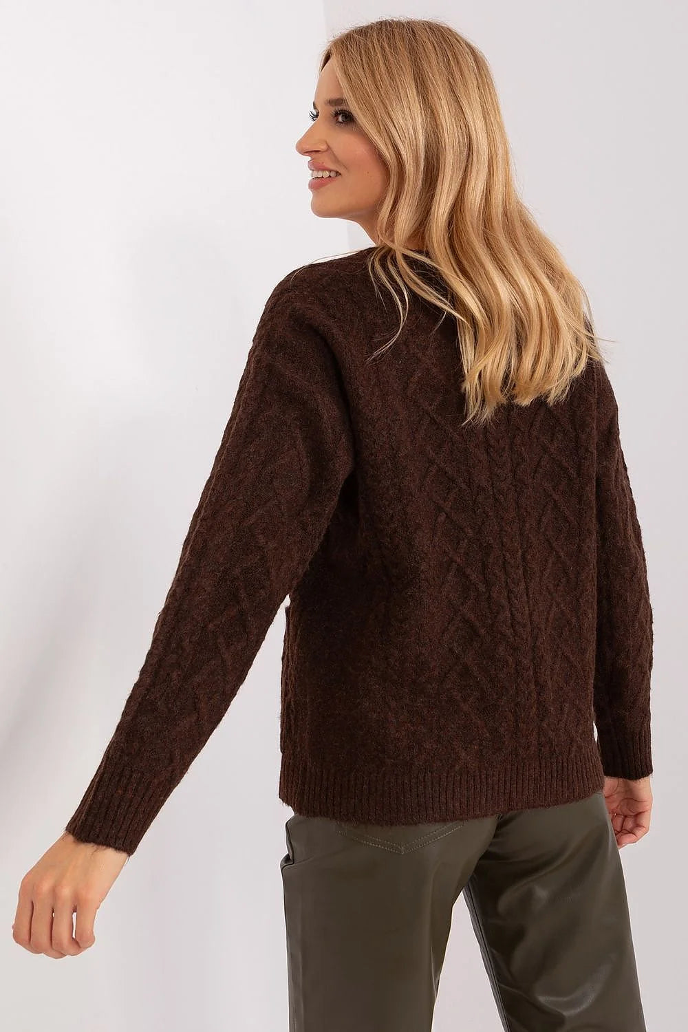 cardigan tricoté main torsadé intégral mélange laine brun chocolat poches plaquées gros boutons apparents manches longues bords côtelés coupe décontractée