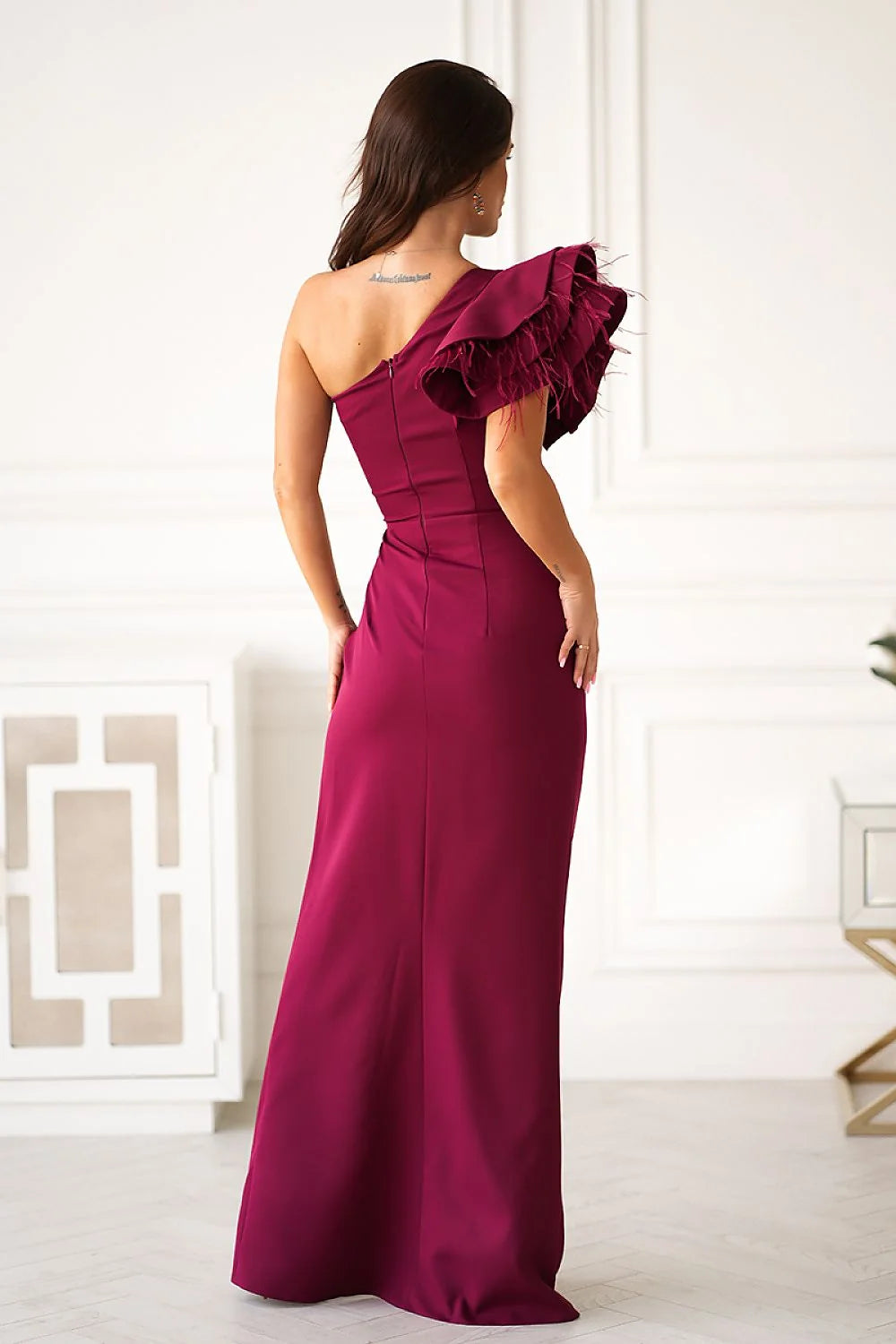 robe longue asymétrique épaule découverte manches volumineuses ruchés plumes fente haute coupe ajustée satinée bordeaux sirène glamour mariage gala