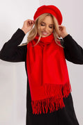 Béret et écharpe mode féminine rouge vif design classique style parisien accessoires hiver femme