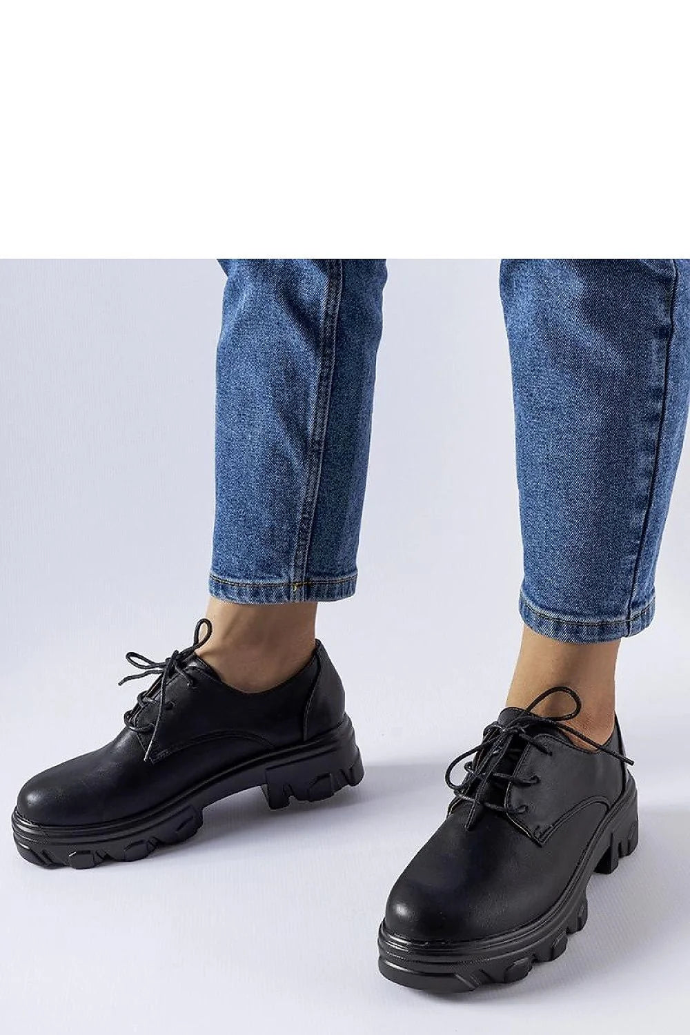 Chaussures basses Derby en cuir noir mat, semelle caoutchouc, lacets noirs, coupe classique, confort maximal, style urbain, femmes