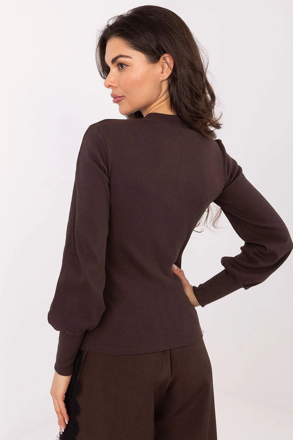pull femme maille côtelée marron foncé col montant ajusté manches longues bouffantes taille marquée stretch coton élasthanne ceinturable élégant
