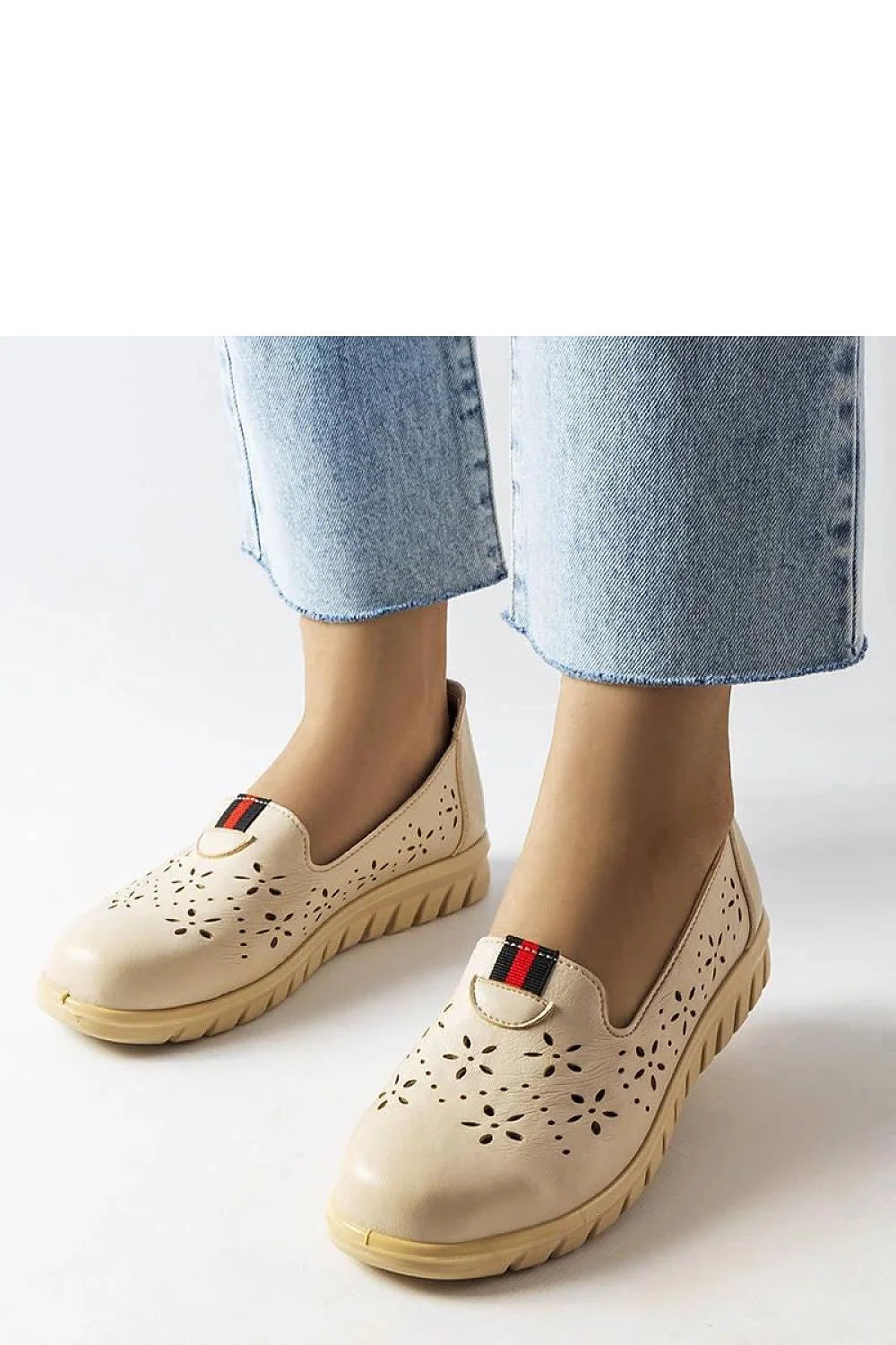 Mocassins femme style moderne design décontracté couleur beige cuir synthétique semelle compensée pointe arrondie occasion quotidienne