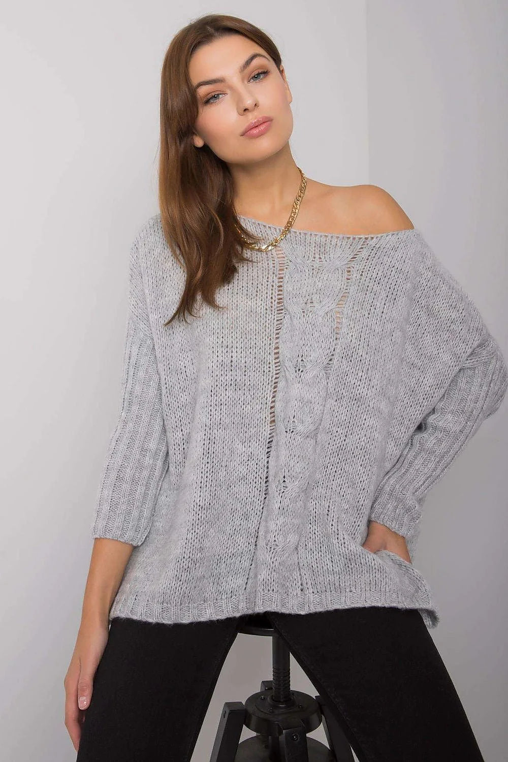 chandail OchBella femme maille grosse torsadé central asymétrique porté épaule oversize coupe ample manches trois quarts