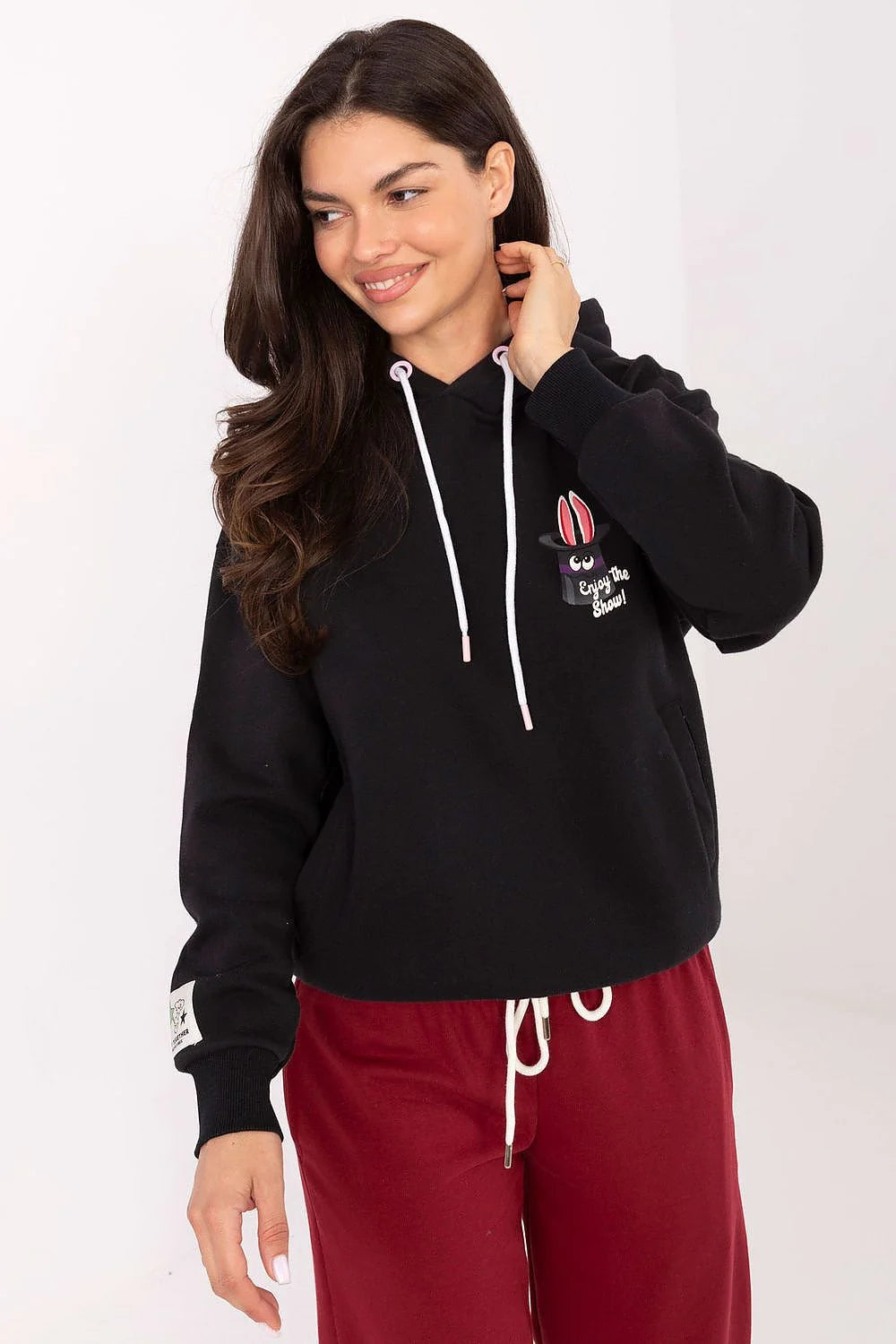 sweatshirt femme noir molletonné court décontracté capuche ajustable cordons blancs embouts roses manches longues poignets côtelés poches latérales lapin brodé