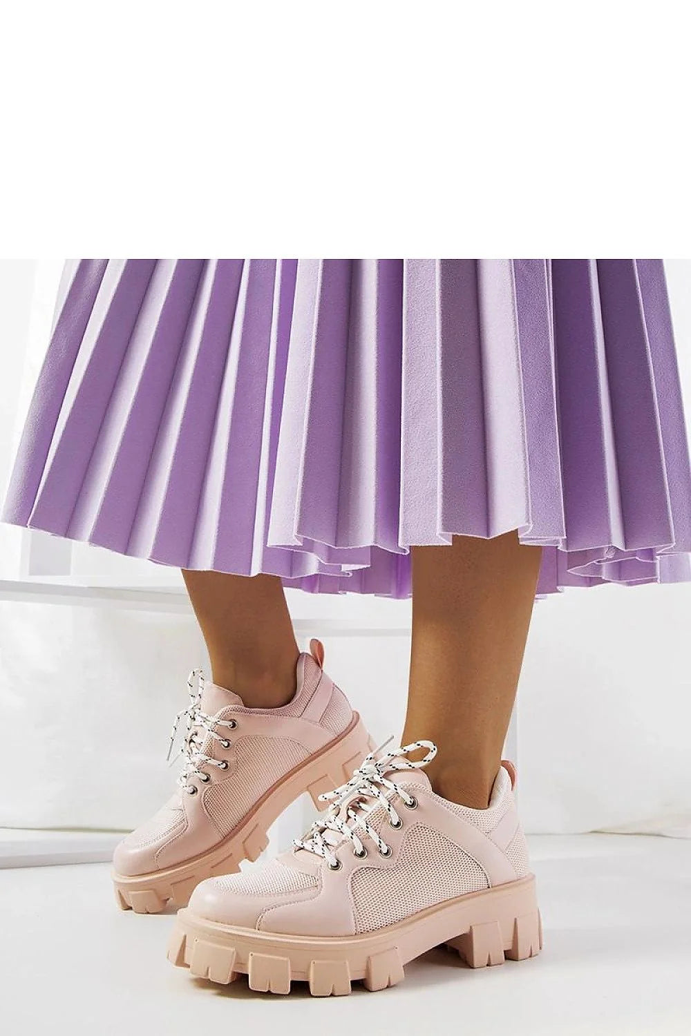 Baskets femme design moderne sportif inspiration féminine rose pâle matériaux mixtes semelle crantée lacets métalliques confortable tendance