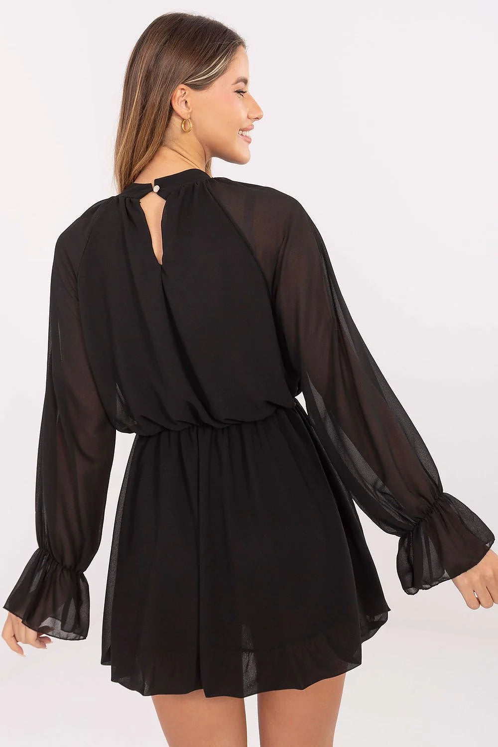 robe cocktail courte noire mousseline fluide manches ballon semi transparentes taille élastique jupe évasée volants lavallière nouée jabot rose décorative