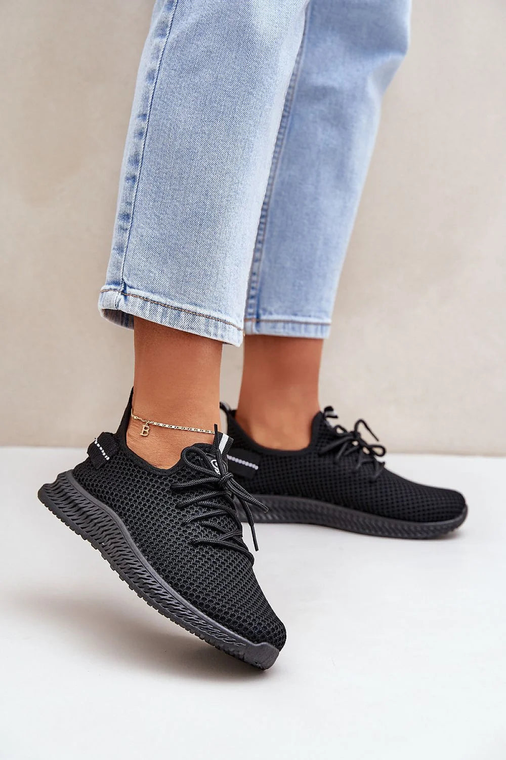 Chaussures de sport féminines modernes en maille respirante noire, confort et style urbain, idéales pour la vie quotidienne