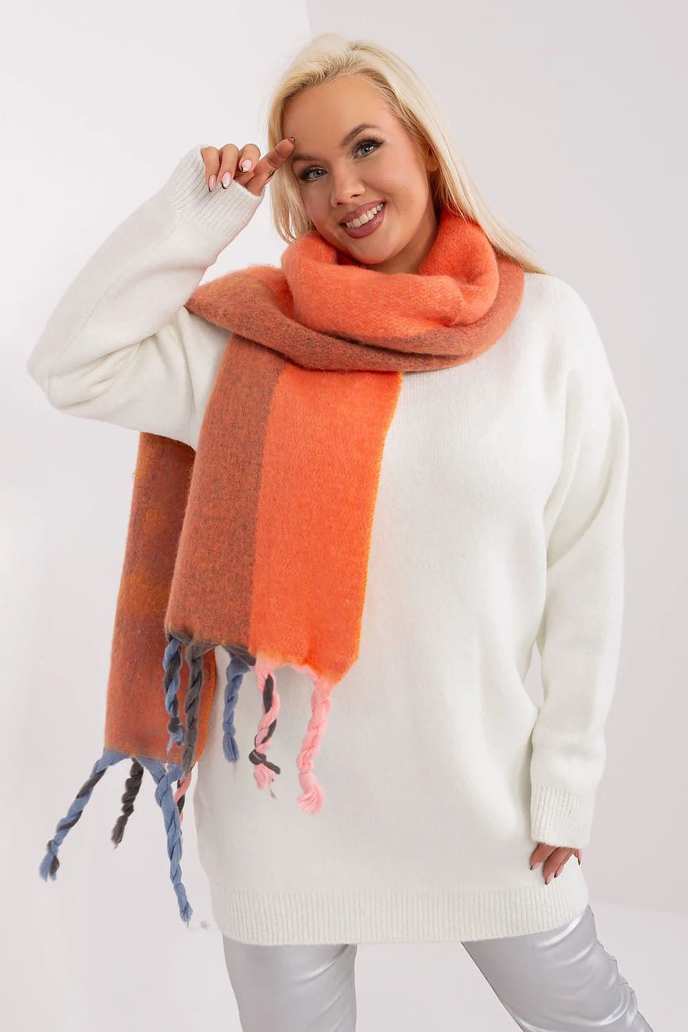 ensemble femme pull oversize maille douce laine écharpe multicolore franges torsadées pantalon satiné ajustable coupe fluide casual chic automne hiver