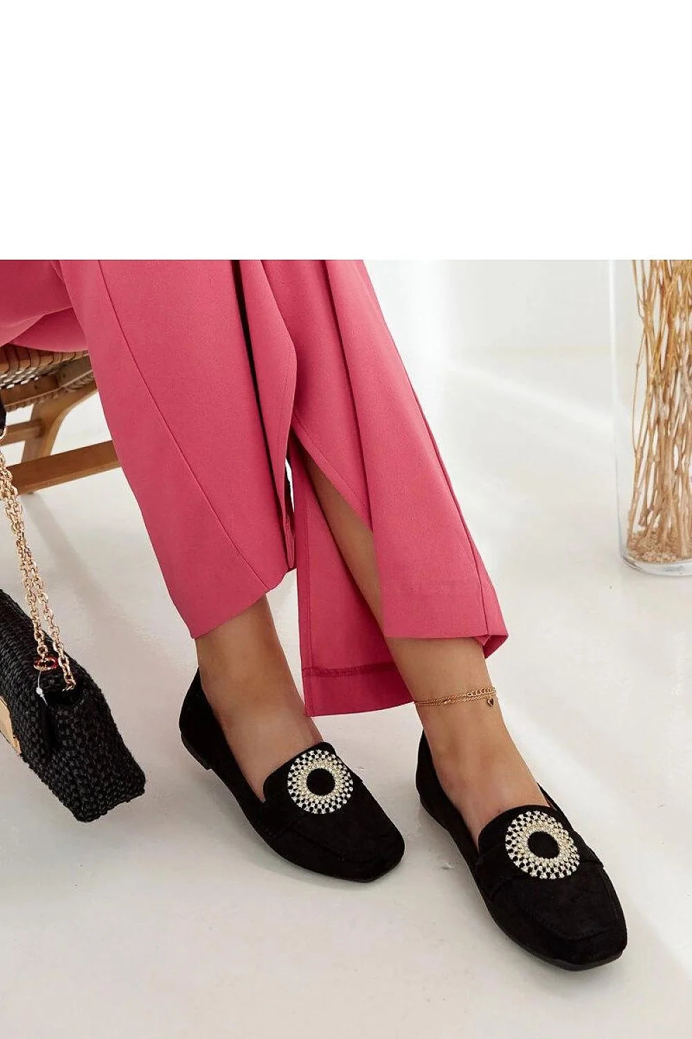 Moccasins élégants pour femme couleur noire en daim décoration strass carrure plate style moderne