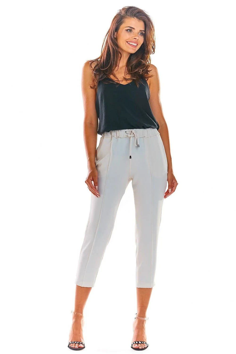 Ensemble débardeur coton blanc et pantalon moutarde moderne chic pour look estival féminin élégant