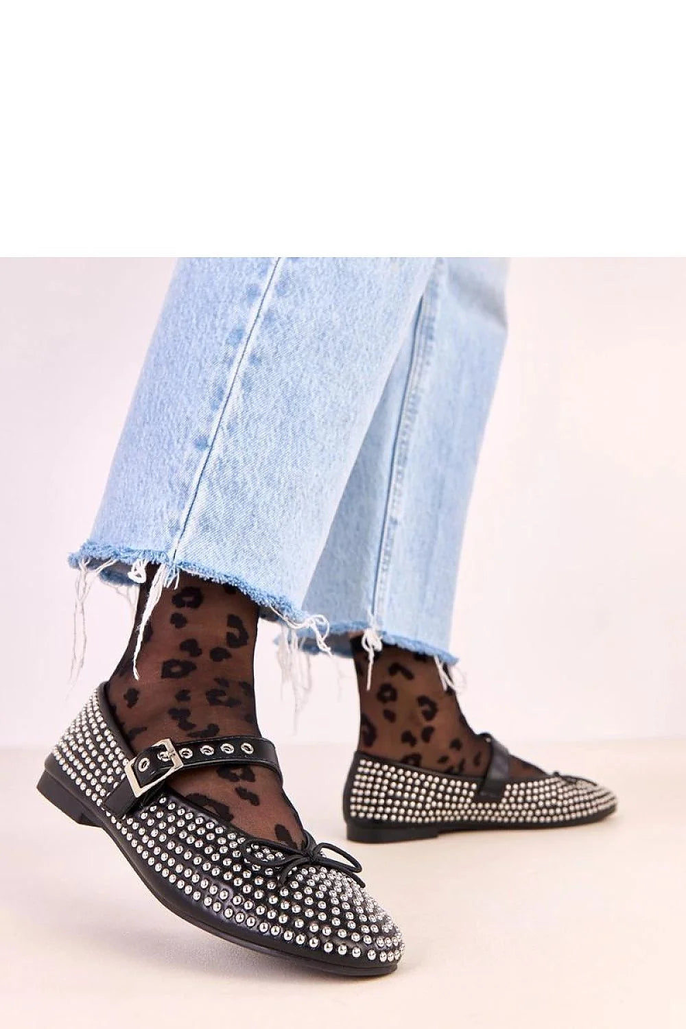 ballerines femme plates noires similicuir bout rond clous rivets métalliques argentés nœud avant bride chevillère réglable boucle argentée