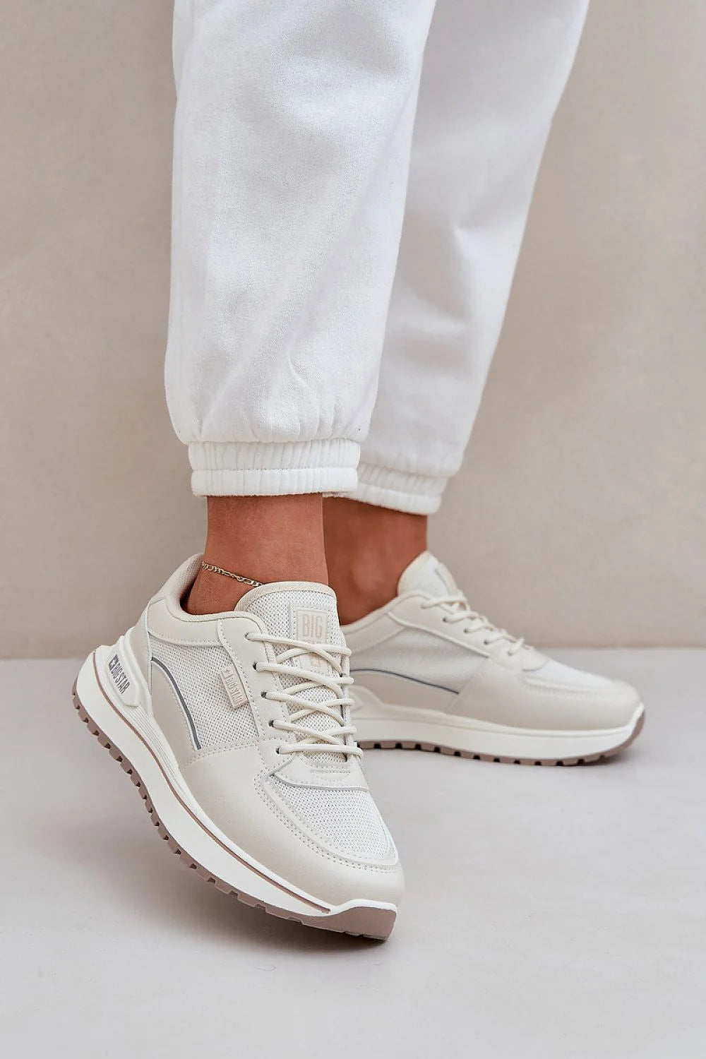 Chaussures de sport pour femmes design moderne style épuré confortable amorti élevé semelle caoutchouc matériau écologique maille respirante