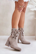 Bottines femmes design moderne élégant style bohème-chic motif découpé laser feuilles talon carré 8cm cuir suédé beige