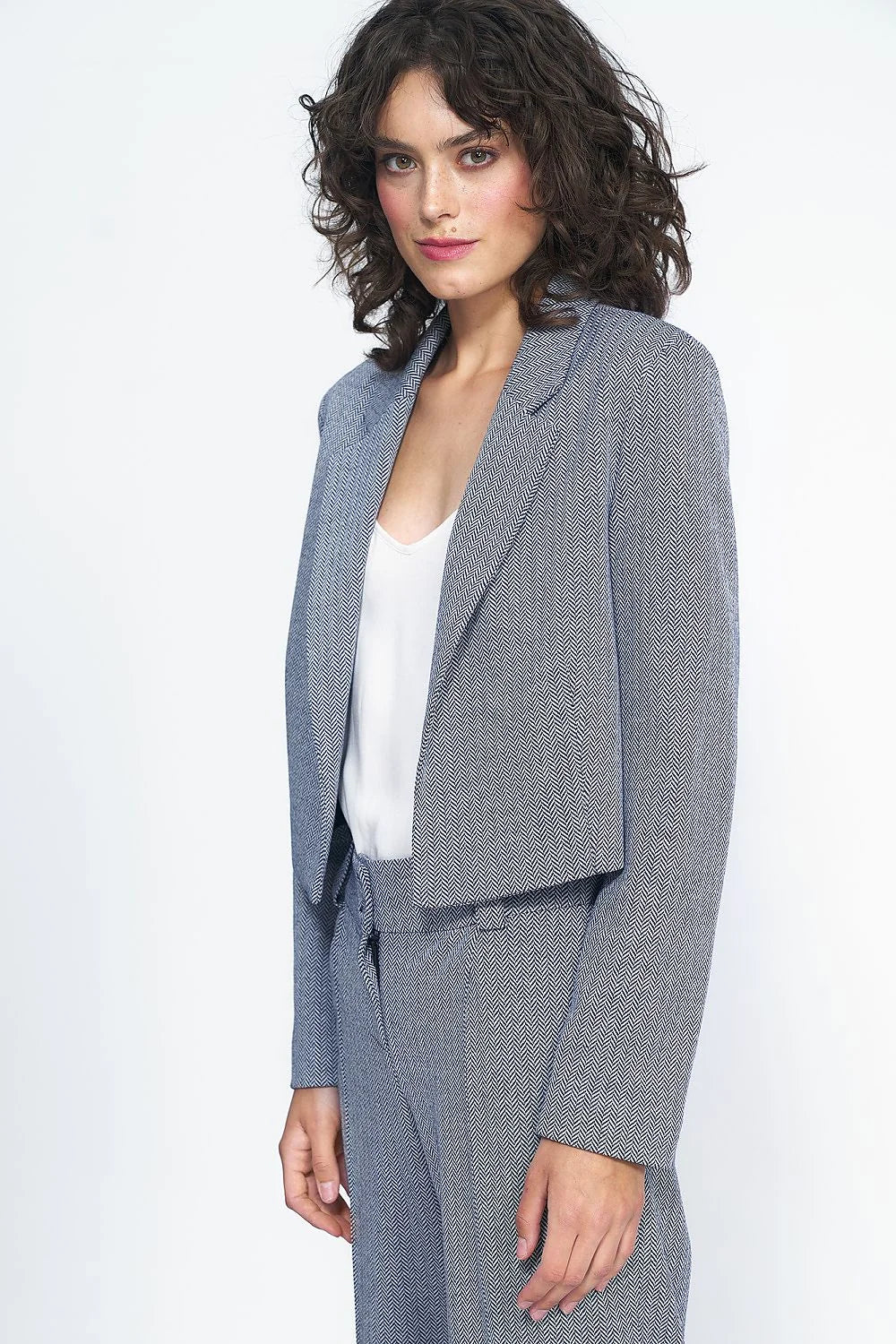 blazer cropped court femme tailleur coordonné tissu tissé texturé microchevrons bleu gris structuré revers crantés manches longues taille haute élégant