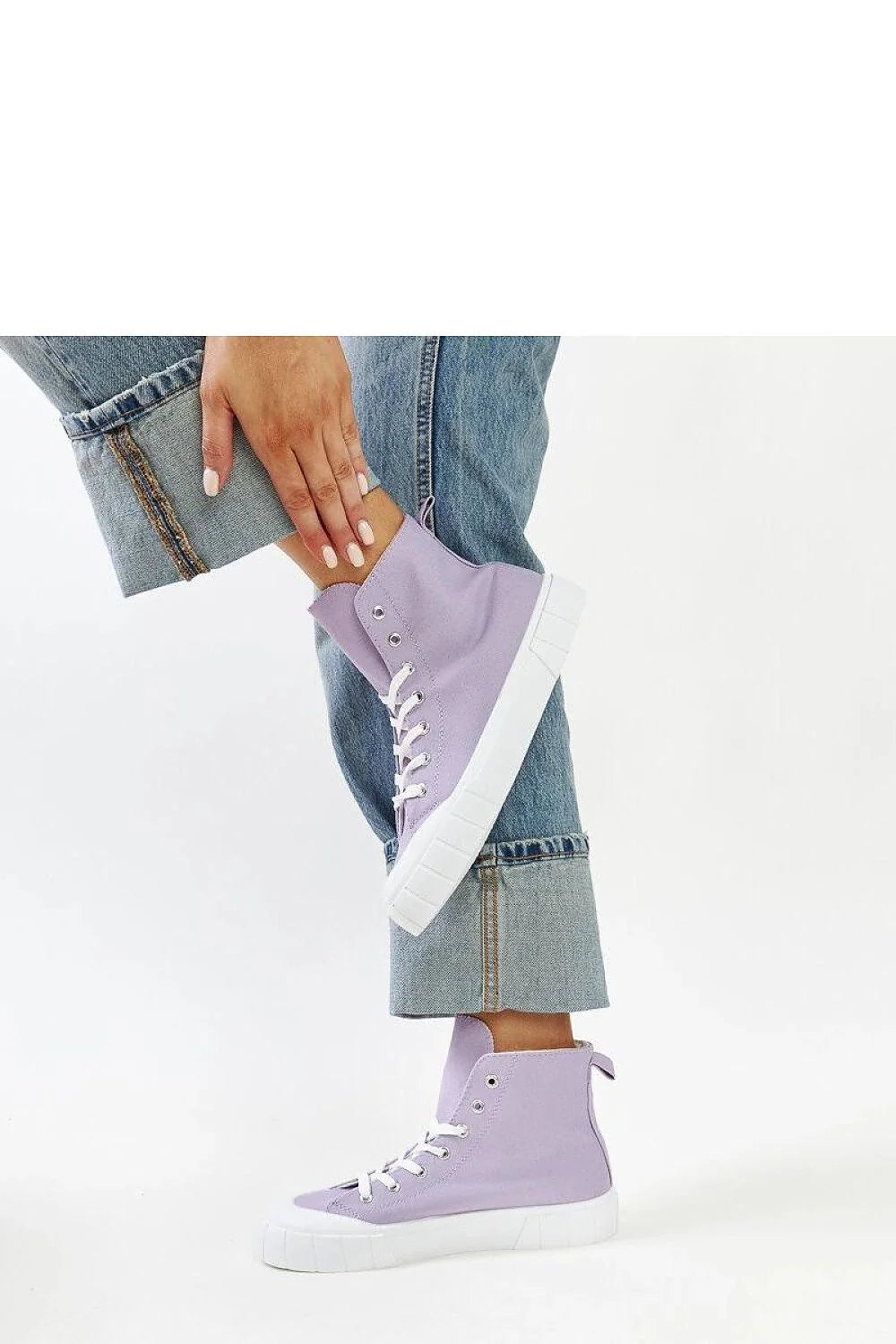 Baskets montantes pour femme en canvas lilas et blanc, style casual, confortable et durable, idéales pour quotidien et soirées