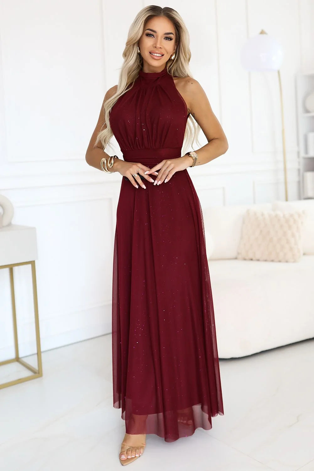 robe longue bordeaux soirée halter col cintrée taille corsage plissé épaules dégagées jupe fluide tulle chiffon doublée micro paillettes scintillante