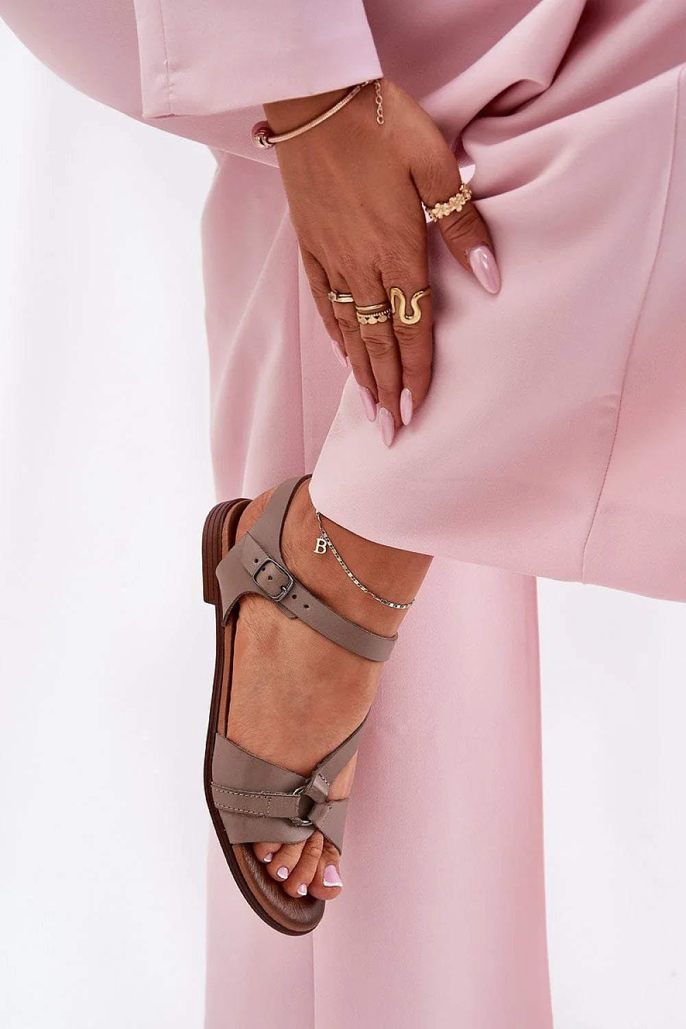 Sandales plates pour femme en cuir naturel taupe, style élégant, sangles croisées, boucle ajustable, confort maximal, été 2023