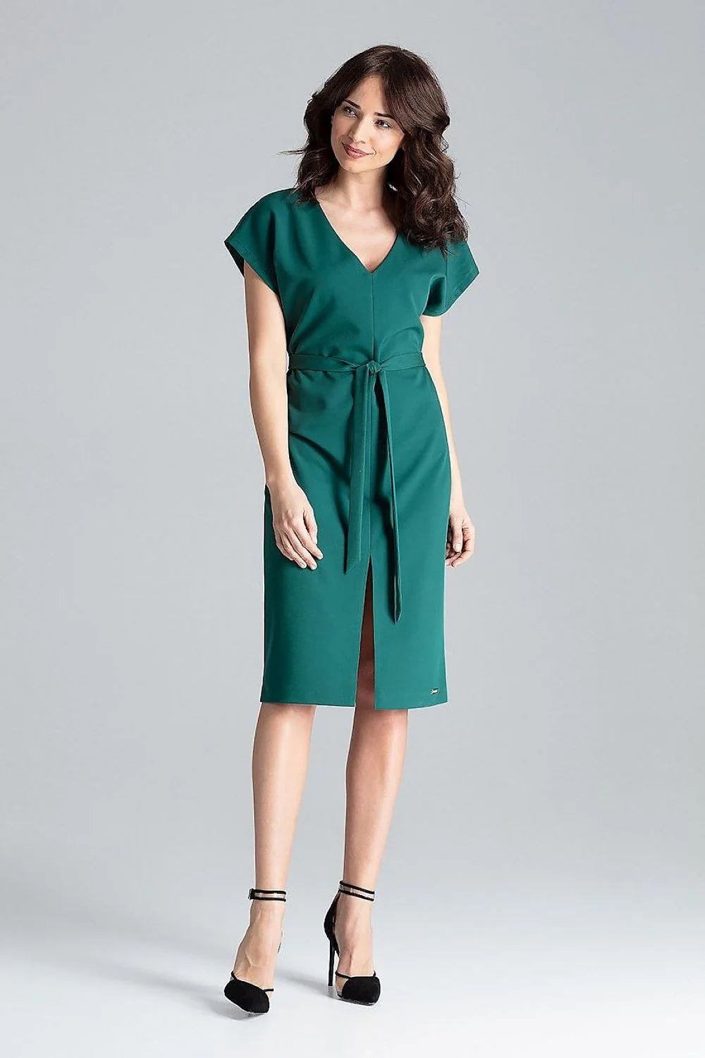 Robe élégante pour femmes en tissu doux rose pâle manches courtes ceinture assortie coupe structurée occasion professionnelle ou semi-formelle