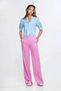 Tenue élégante pour femmes blouse bleu clair nœud lavallière pantalon rose vif coupe large高 taille haute occasion semi-formelle