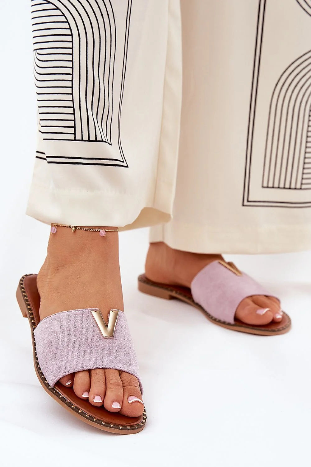 Sandales femmes style moderne minimaliste couleur lilas pâle bride large maintien confortable semelle cuir artificiel occasion été quotidien