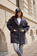 Manteau pour femmes moderne tendance design oversize col à revers tissu bouclé gris foncé manches 3/4 poches larges boutons grandes