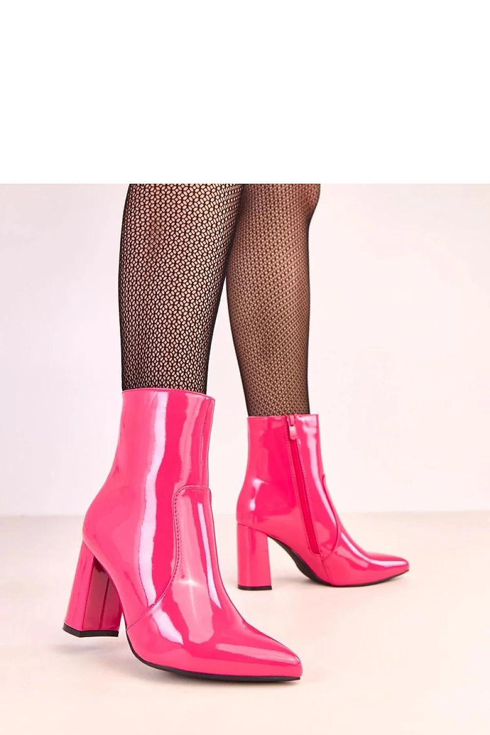 bottines cheville fuchsia vernis brillant bout pointu talon carré mihaut élancée fermeture éclair latérale semelle extérieure noire coupe structurée rétrochic