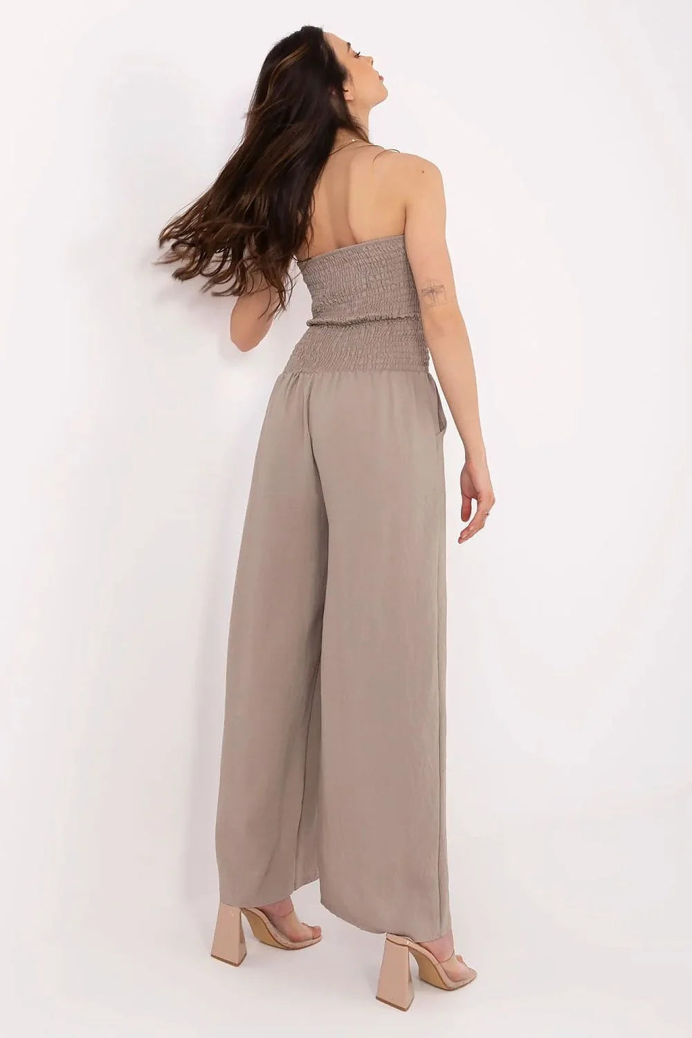 Outfit de mode femme deux pièces élégant taupe sans bretelles haut élastique smocké pantalons larges high-waisted