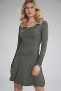 Robe en jersey gris foncé décontractée froncée manches longues confortable chic pour femme moderne