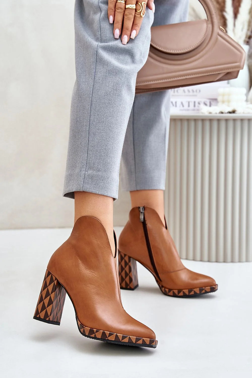 bottines femme cuir cognac lisse bout pointu cheville échancrée fermeture éclair latérale talon bloc haut plateau motif géométrique