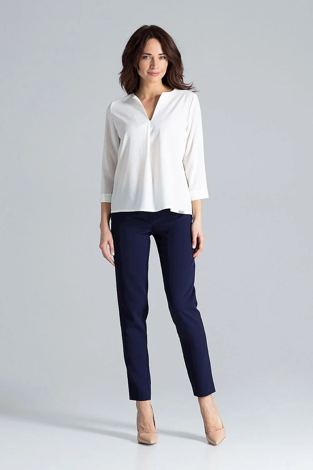 chemisier femme blanc cassé coupe droite fluide manches longues encolureV plis contrastés tissu léger polyester elasthanne poignet soigné minimaliste polyvalent