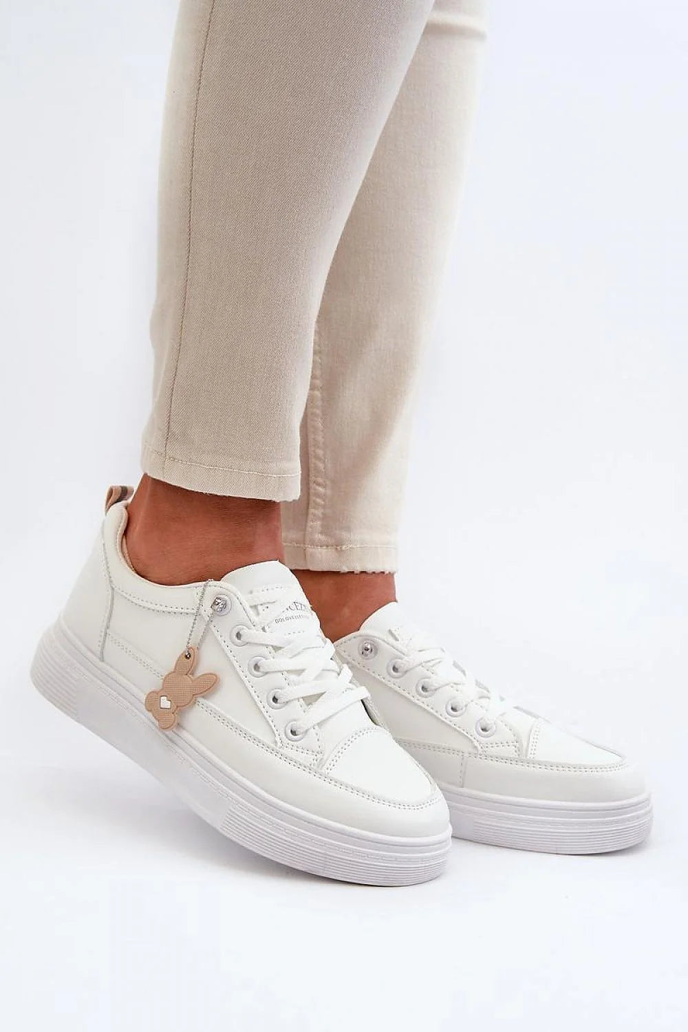 Baskets pour femmes style contemporain en matériau synthétique blanc beige confortable lacets métalliques détails décoratifs