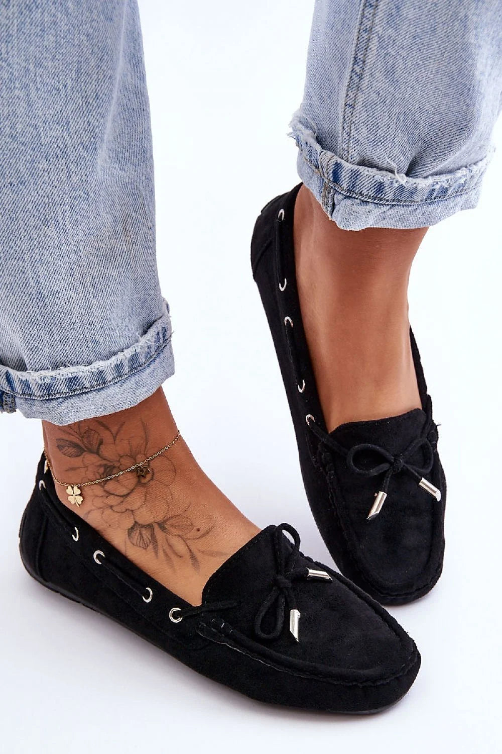 Moccasins classiques femmes style élégant couleur noir matière éco-suède détails métalliques lacets nœud décoratif coupe basse