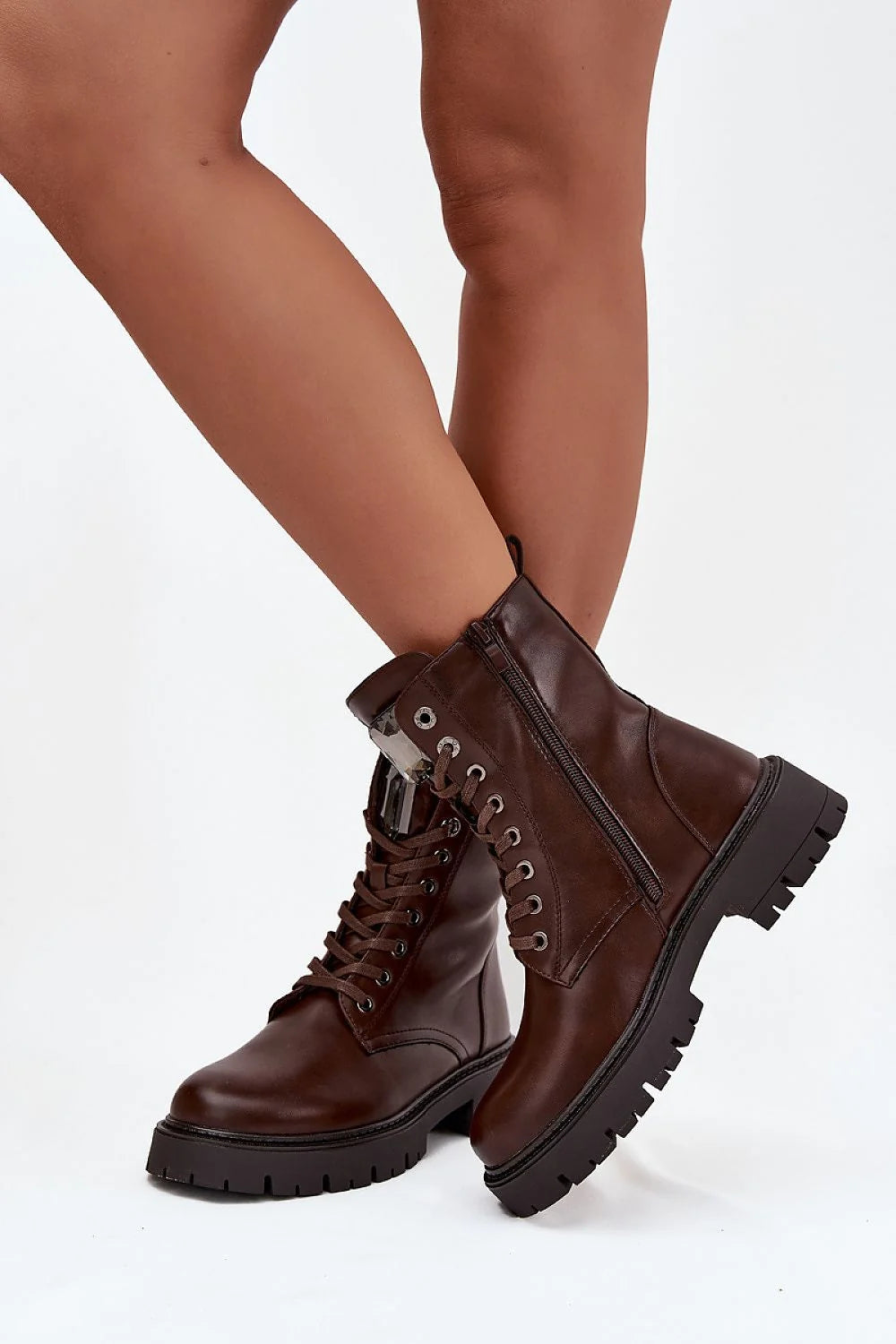 bottines femme cuir écologique marron foncé bout rond tige cheville lacets zip œillets métalliques semelle crantée doublure mousse chaude