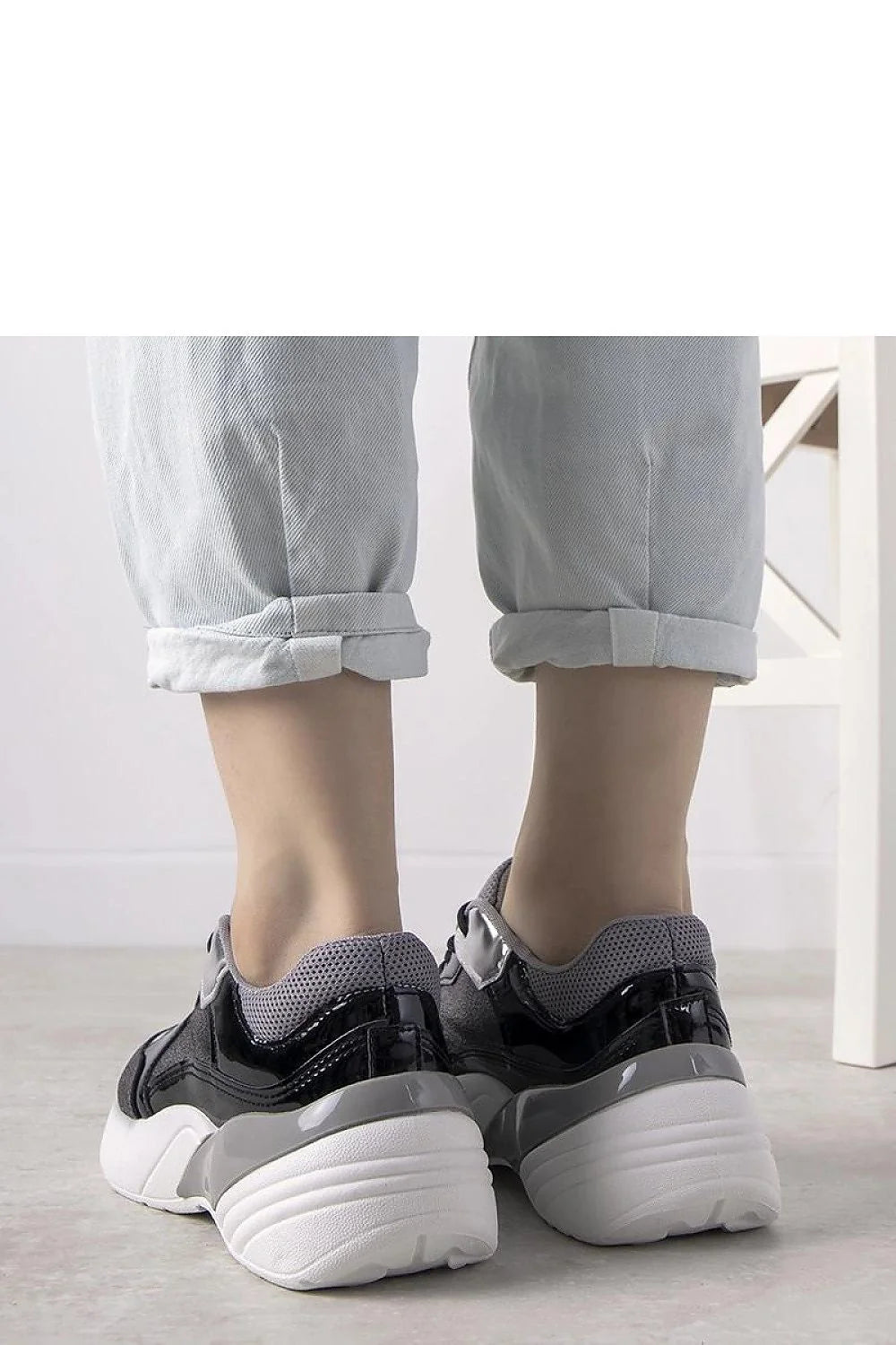 Chaussures de sport femmes design contemporain audacieux matériaux variés textures reflets mesh gris cuir verni noir accents métalliques semelle épaisse blanche volumineuse tendance