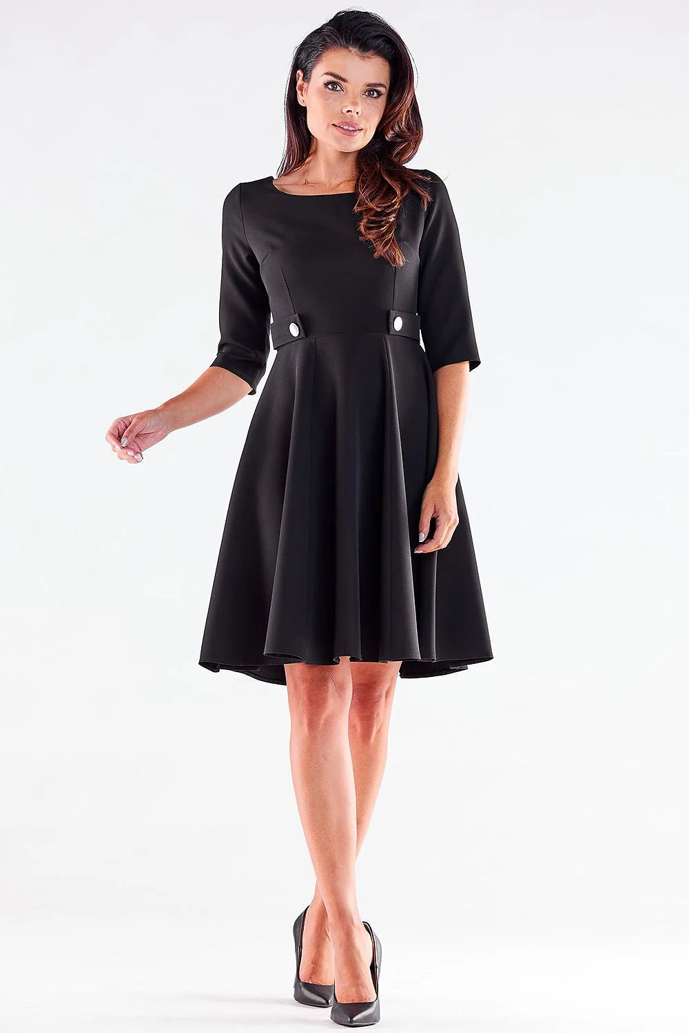 Robe de jour audacieuse couleur rouge vif manches mi-longues silhouette fit and flare ceinture intégrée femme élégance intemporelle mode