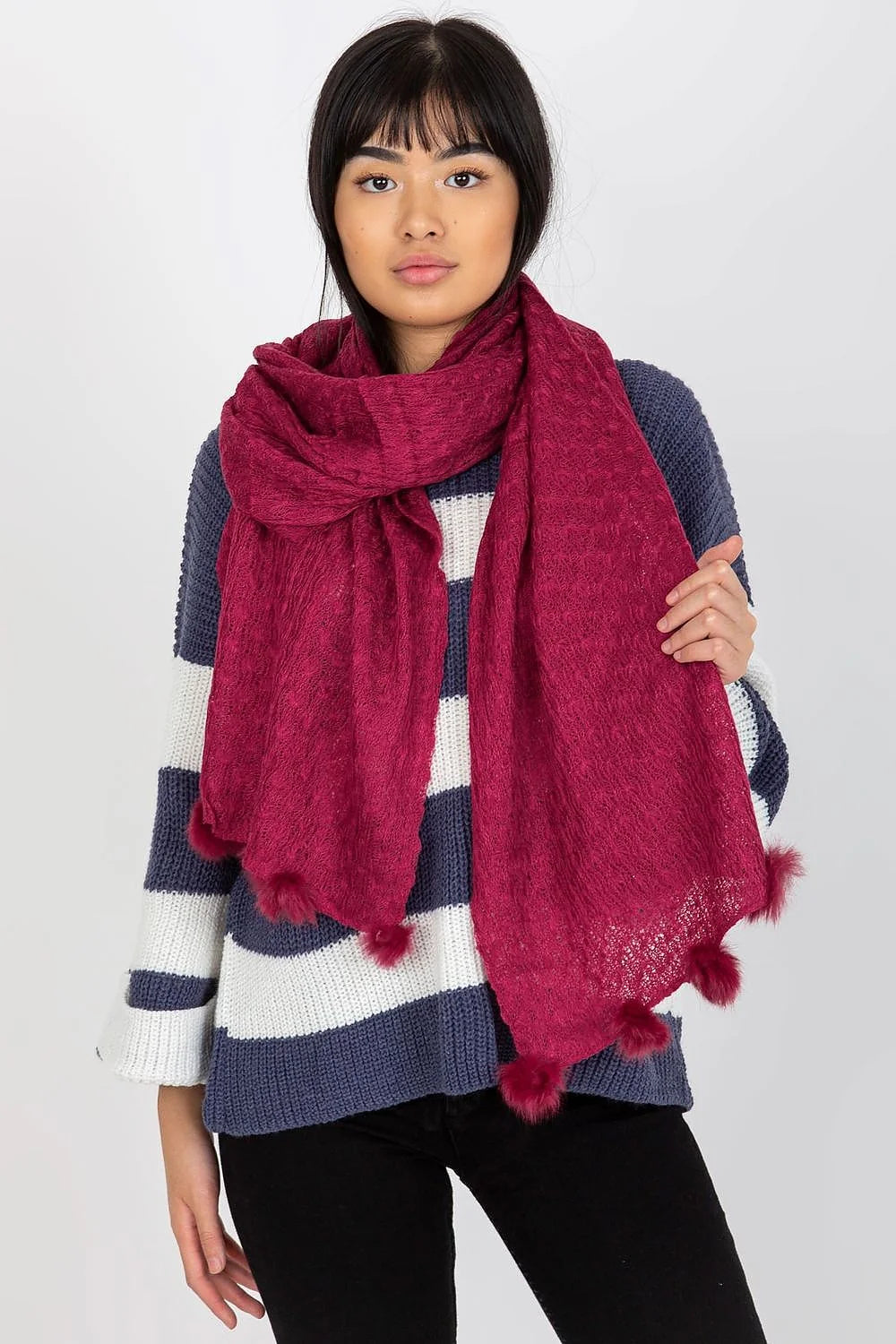 écharpe volumineuse bordeaux oversize maille douce gaufrée pompons étole pull rayures noir blanc tricot épais manches évasées coupe décontractée sophistiquée