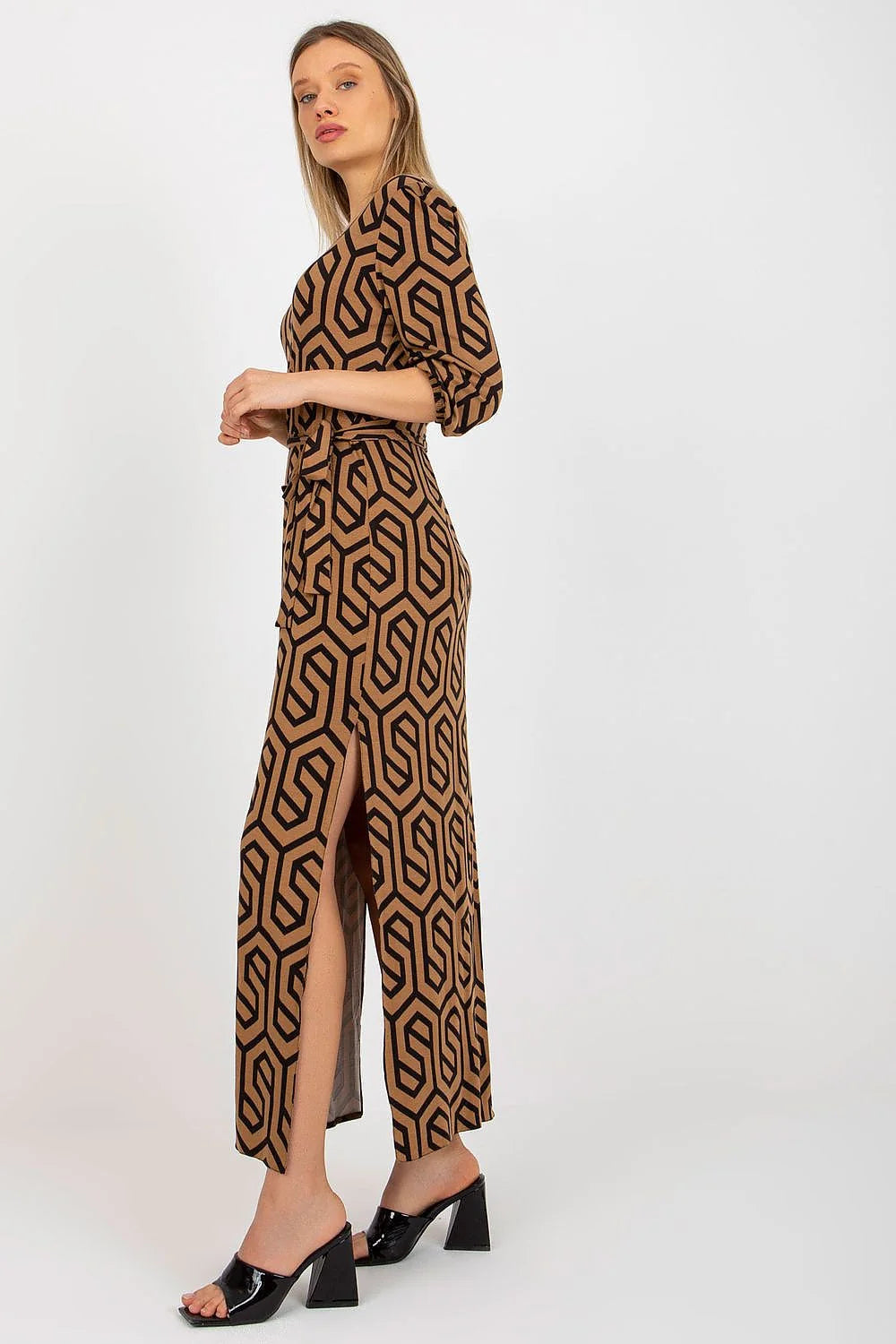 robe longue imprimé léopard femme manches longues encolure V ceinture ajustable fluide satinée fente latérale taille cintrée audacieuse élégante moderne