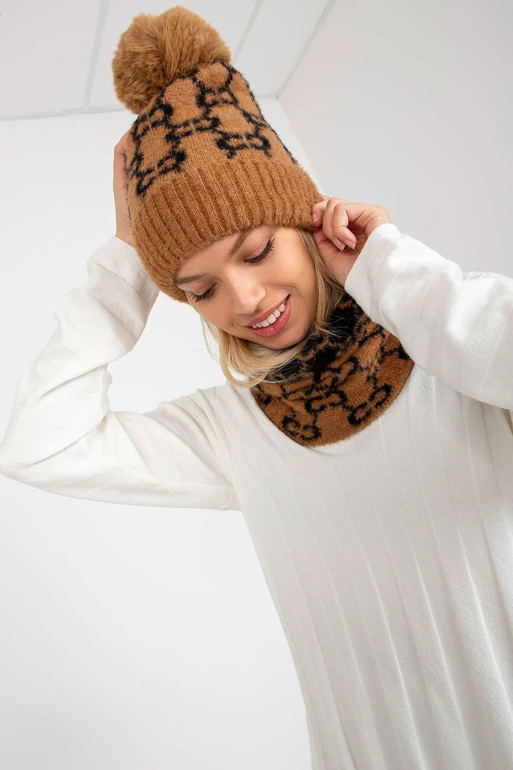 Ensemble hiver mode femme bonnet snood motif noir brun caramel pompon tricoté doux chaud