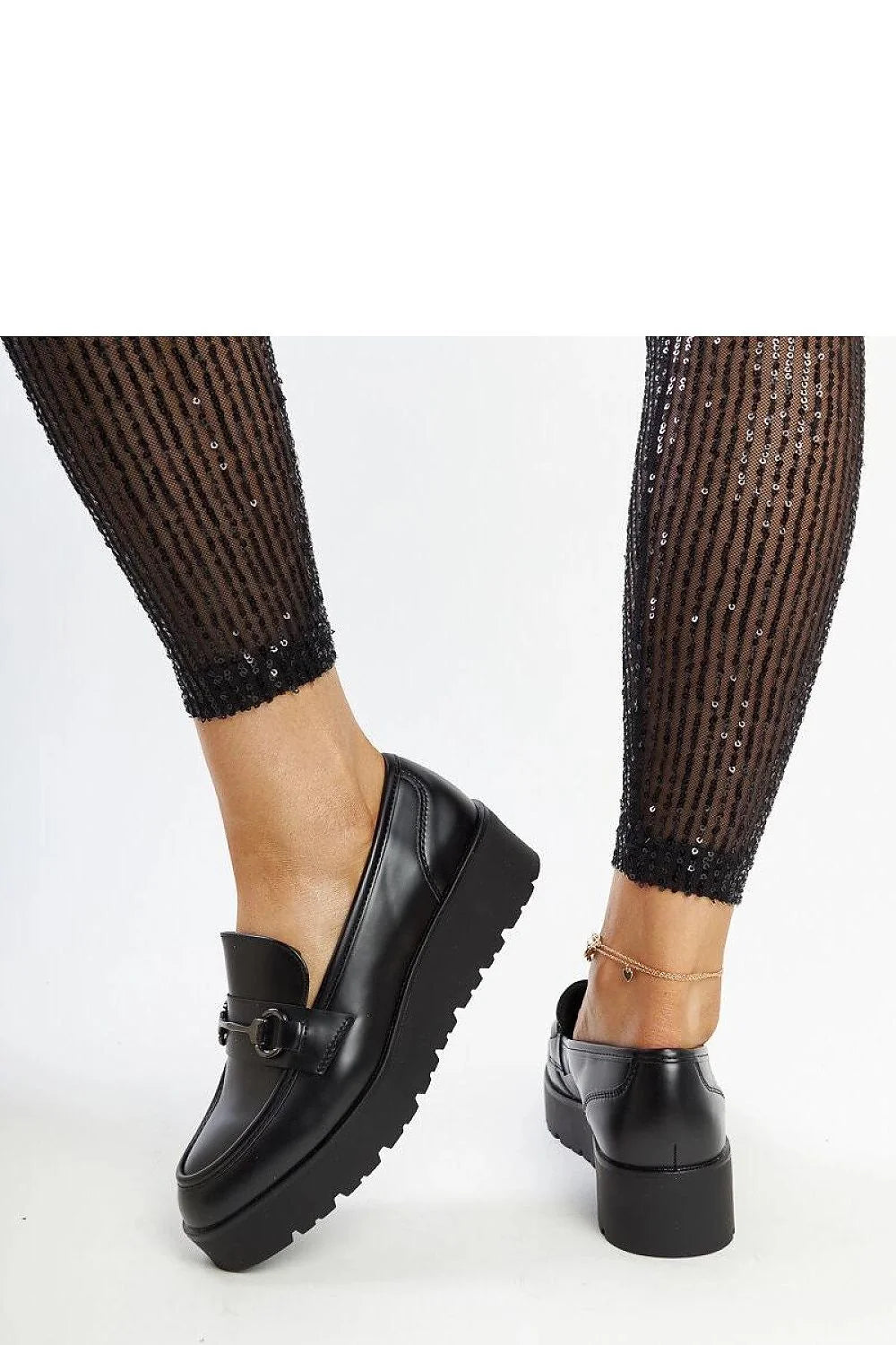 mocassins noirs femme cuir similicuir plateforme compensée crantée semelle épaisse bout arrondi mors métallique ornement boucle brillante élégance confortable urbain